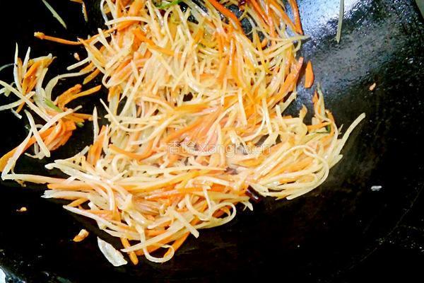 胡萝卜炒土豆的做法图解8