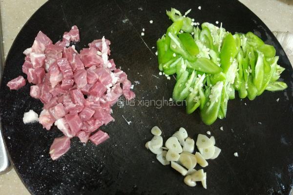 青椒炒肉丁的做法图解3