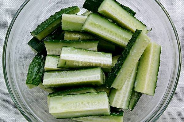 酸甜麻辣瓜条的做法图解1