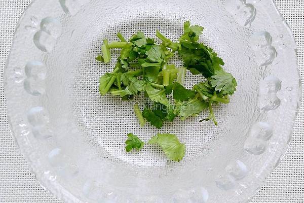 丝瓜紫菜香菇蛋汤的做法图解3