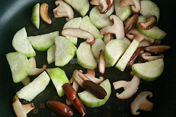 丝瓜紫菜香菇蛋汤的做法图解4