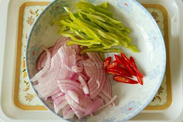 凉拌洋葱土豆丝的做法图解2