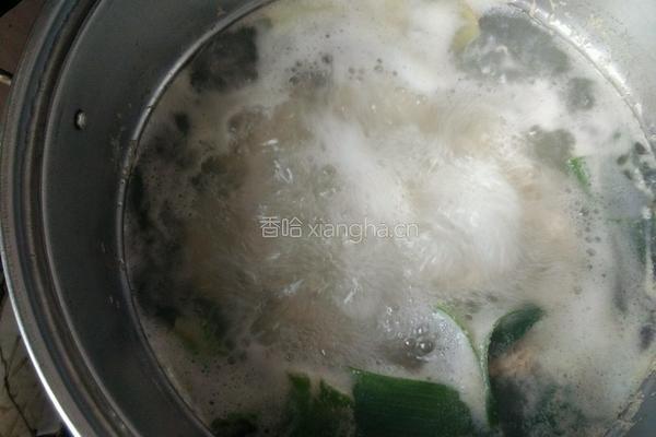 莲藕炖鸡汤的做法图解3