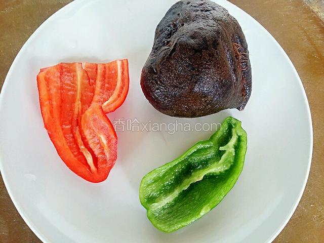 准备食材和配料，把大头菜上的盐洗去，再准备青红辣各一半，把青红椒去籽去筋，洗净备用
