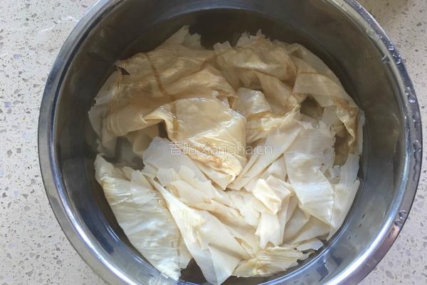 黄瓜拌豆腐皮的做法图解1