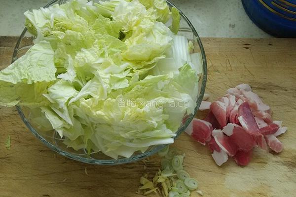 白菜猪肉炖粉条的做法图解1