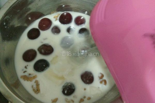 自制核桃葡萄酸乳特别奶昔的做法图解4