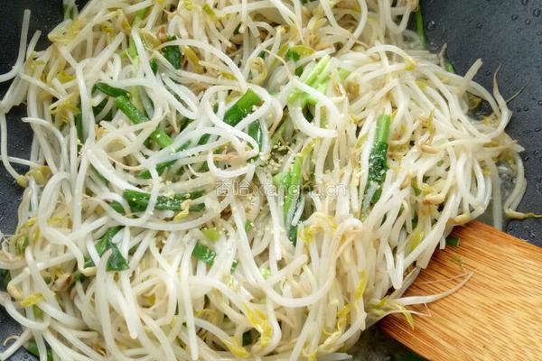 绿豆芽炒韭菜的做法图解3