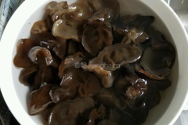 胡萝卜木耳炒鸡蛋的做法图解1