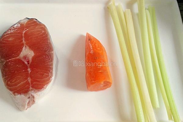 宝宝三文鱼粥的做法图解1