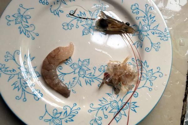 青豆虾仁的做法图解1