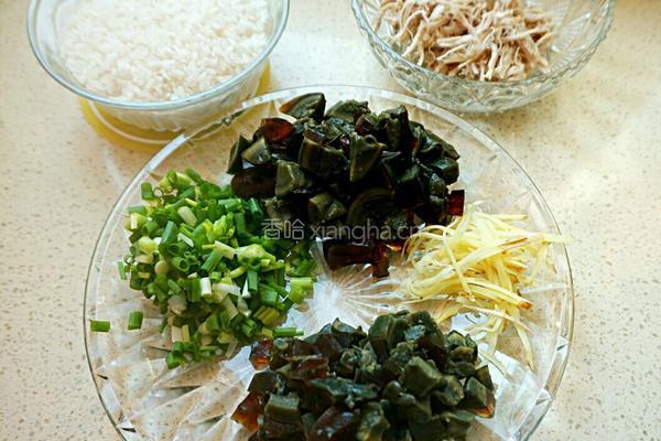 皮蛋瘦肉粥的做法图解1