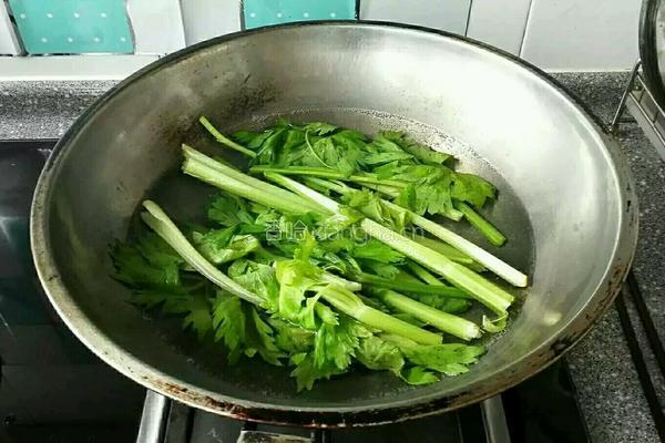 芹菜苹果汁的做法图解1