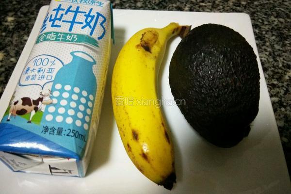 香蕉牛油果奶昔的做法图解1