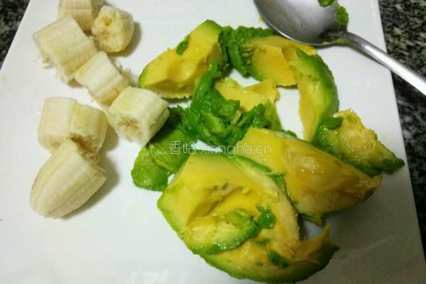 香蕉牛油果奶昔的做法图解2