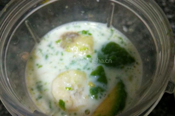 香蕉牛油果奶昔的做法图解4