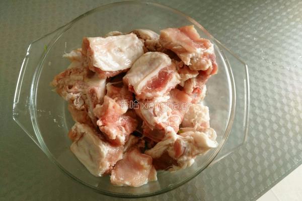 酸菜大骨头汤的做法图解1