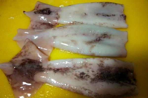 姜葱爆鱿鱼筒的做法图解1