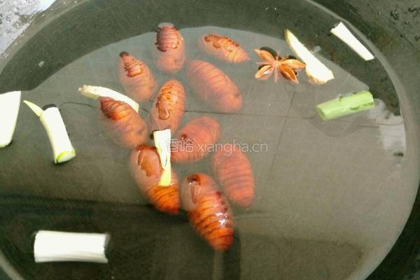 盐水煮蚕蛹的做法图解3