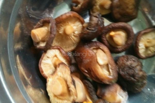 小白菜炒香菇的做法图解2