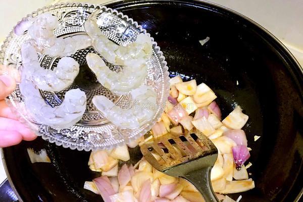 鲜虾炒乌冬面的做法图解5