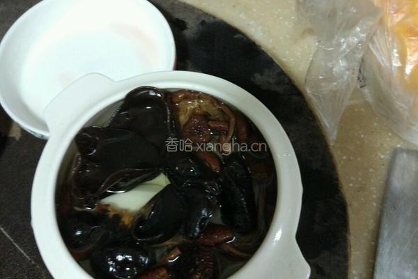 山药香菇木耳汤的做法图解4