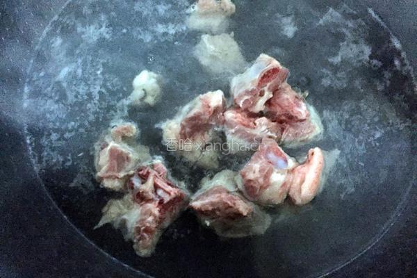 苦瓜焖排骨的做法图解2