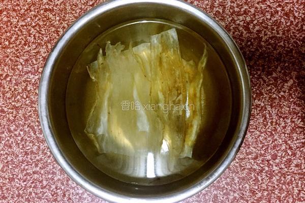 红枣牛奶炖花胶的做法图解1