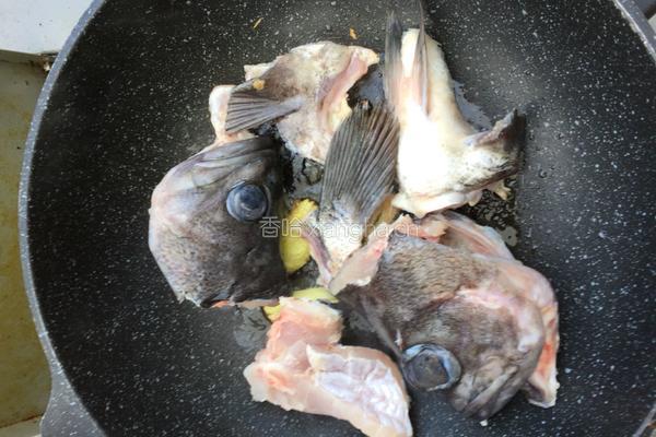 炖石斑鱼头豆腐汤的做法图解7