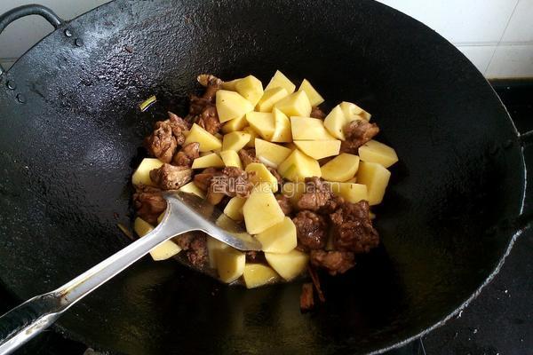 土豆焖鸭的做法图解2