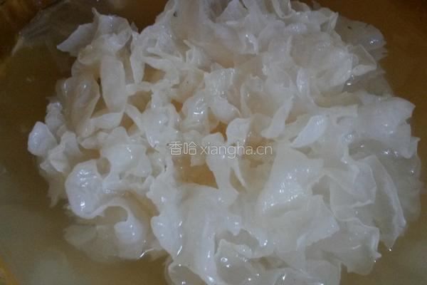 银耳桂圆枸杞粥的做法图解1