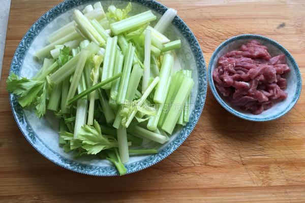 猪肉炒芹菜的做法图解1