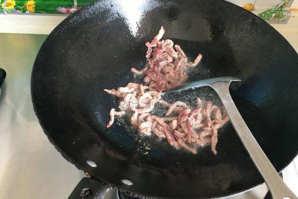 猪肉炒芹菜的做法图解3