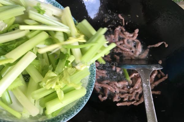 猪肉炒芹菜的做法图解4