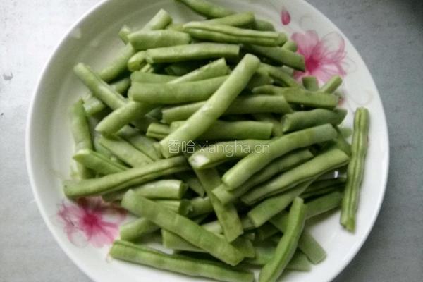干煸梅豆的做法图解1