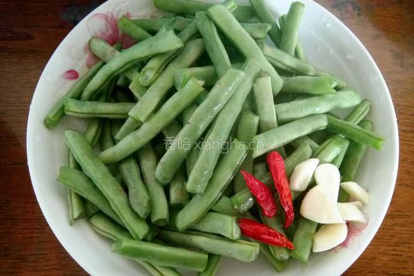 干煸梅豆的做法图解2