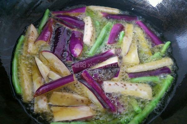 紫苏叶茄子炒豆角的做法图解4
