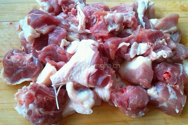 土豆烧鸭腿的做法图解1