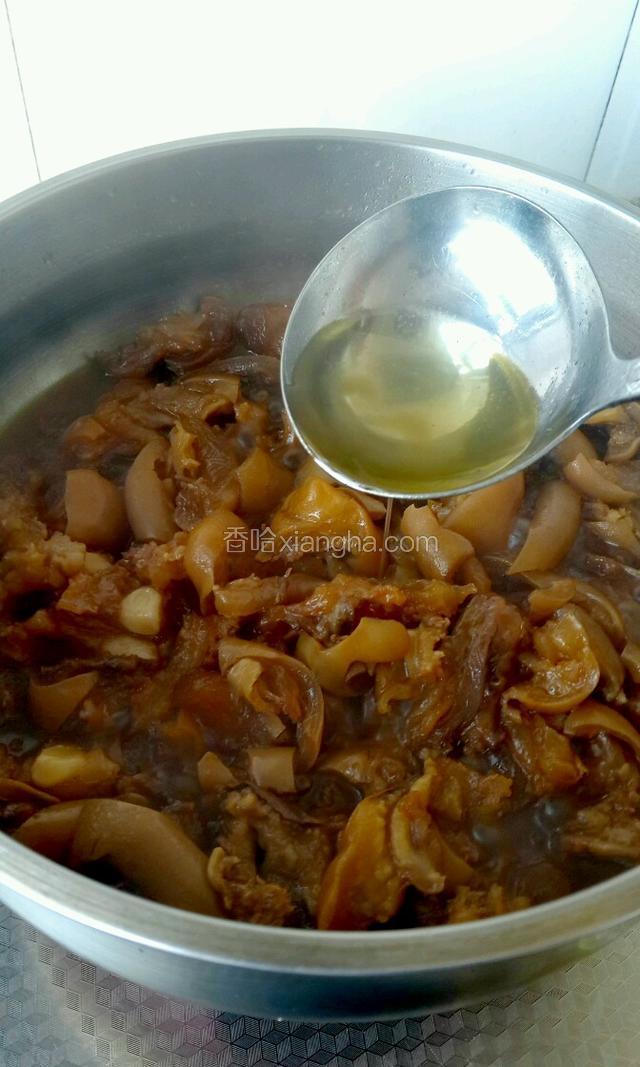尝一下咸淡，加入盐和鸡精调味，大火收汁，出锅在淋上炸好的葱油即可