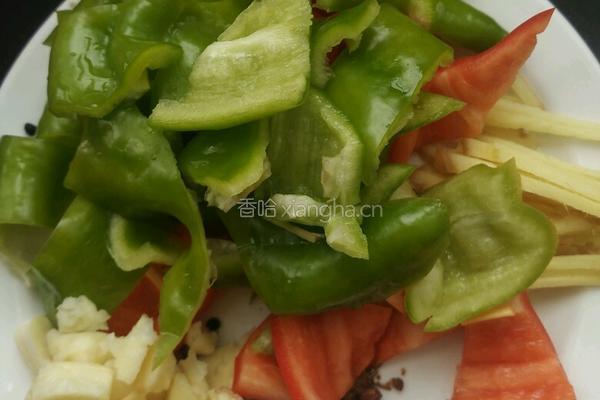 青椒炒鸡的做法图解2