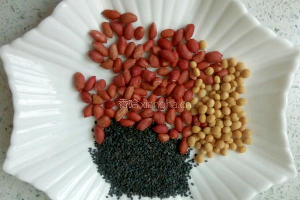 黑芝麻花生豆浆的做法图解1