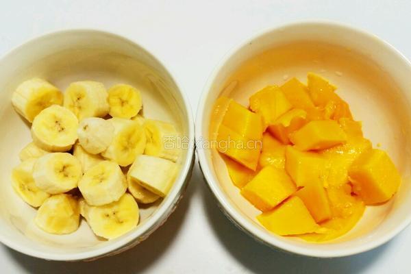 芒果香蕉果汁的做法图解1