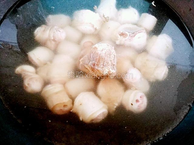 然后再次下锅焯水十分钟，这样做的目的，一是，去腥作用，二是，后来的操作过程中，有个用剪刀剪牛鞭的过程，焯时间长点为了更容易剪制