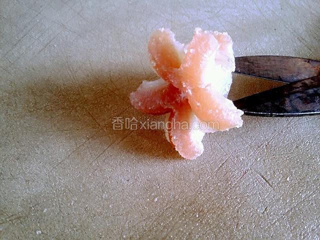 用剪刀把牛鞭剪成花瓣状，这样做，是为了让牛鞭压制过程中更易熟烂