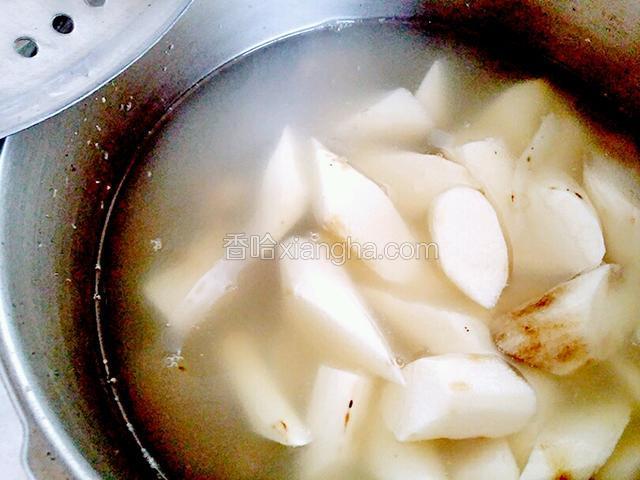 二十五分钟后，关火打开高压锅盖，（这时的牛鞭基本已烂）把切好的山药下锅，