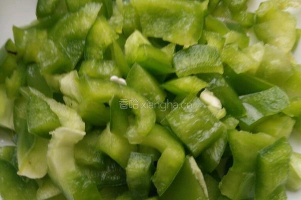 圆椒炒饭的做法图解1