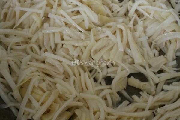韭菜炒甜笋的做法图解2