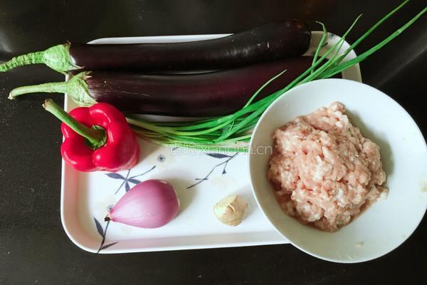红烧肉末茄子的做法图解1