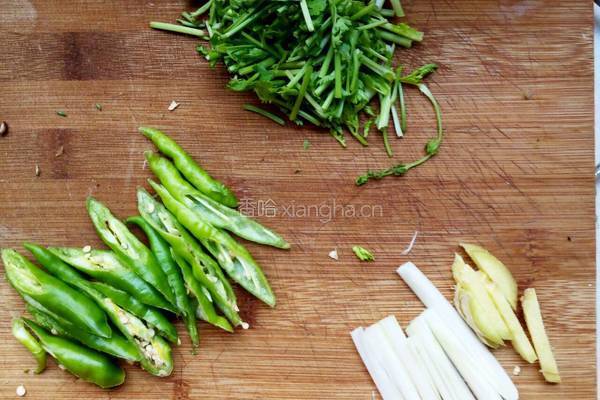 香菇木耳辣炒鸡珍的做法图解3