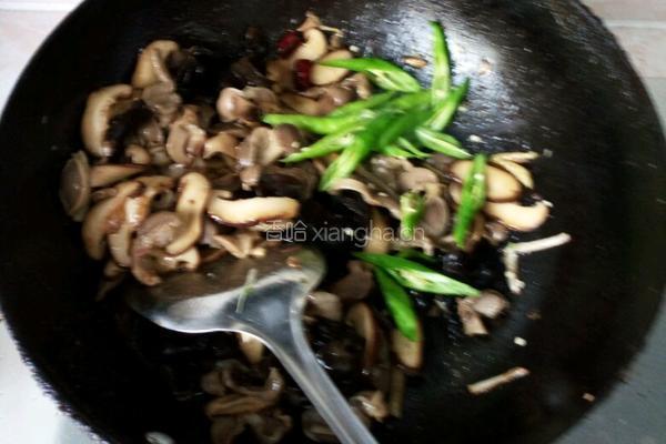 香菇木耳辣炒鸡珍的做法图解9